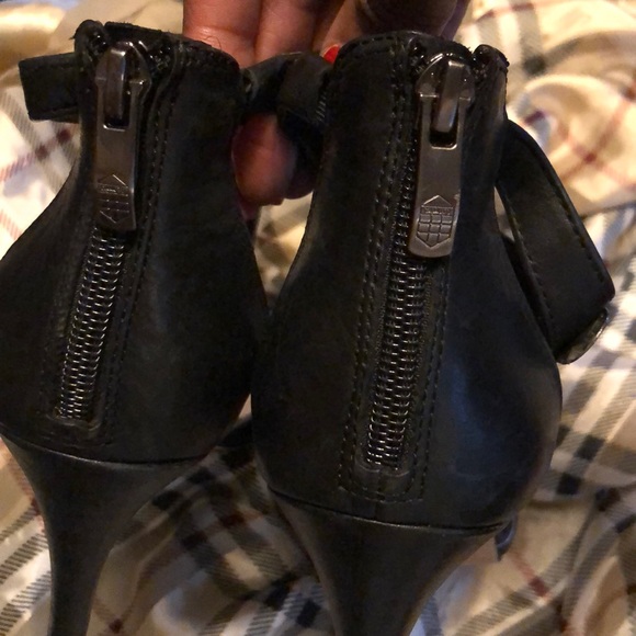 Peep toe pump with T strap . - Picture 5 of 5